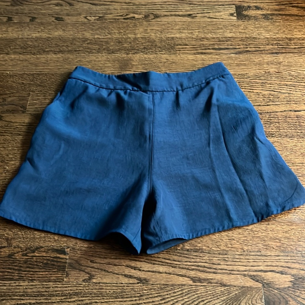 Lululemon shorts sz 6 pockets like new